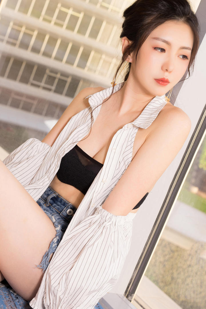靠在玻璃窗上的极品美女诱惑图片