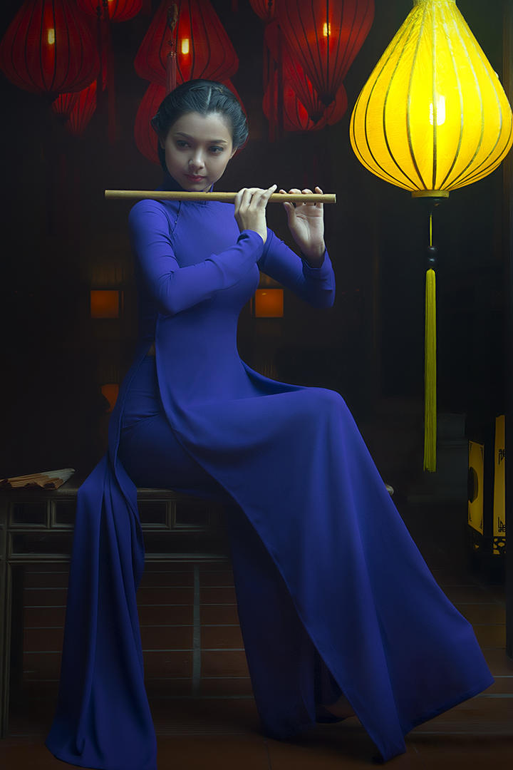 吹笛子的越南美女高清写真图片