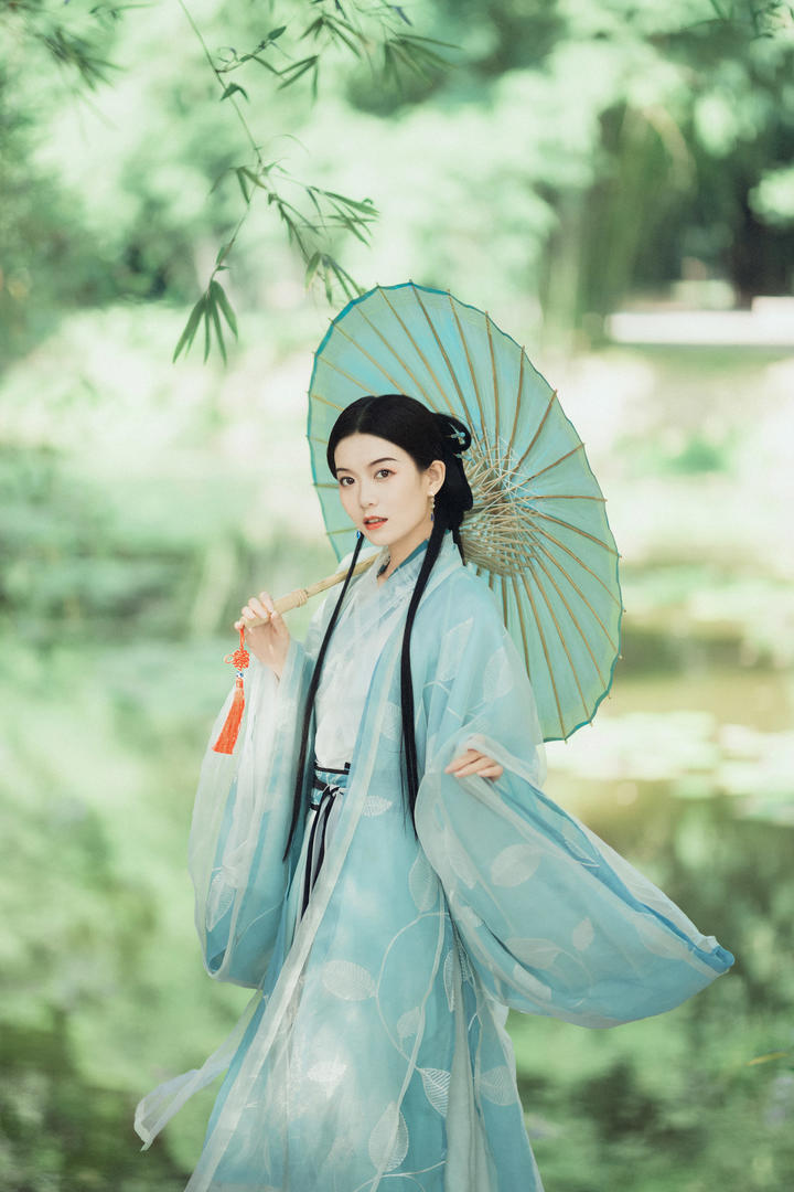 竹林里的养眼清纯古装汉服美女壁纸高清写真图片