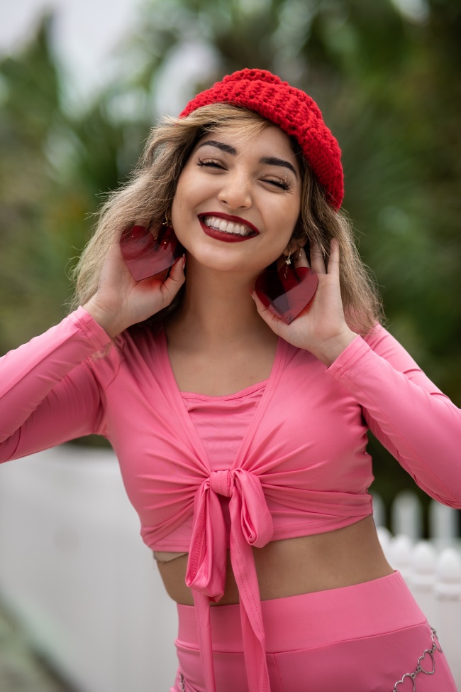 粉色少女心美女写真图片