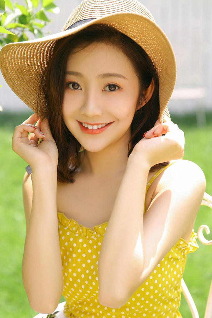 甜美的草帽极品美女写真图片
