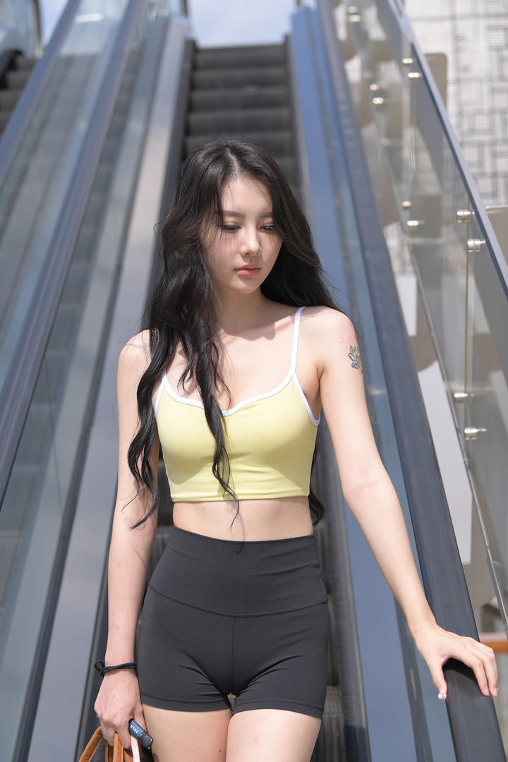 韩国性感紧身裤美女街拍图片