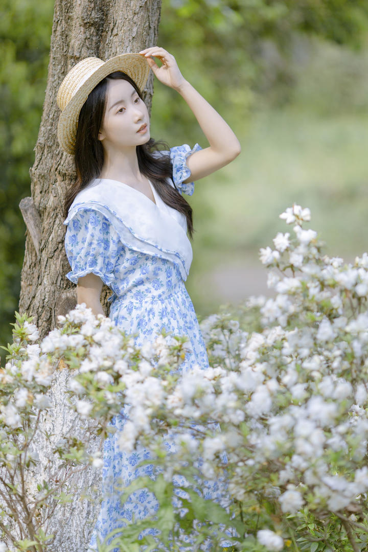 靠在树上的清纯连衣裙美女手机壁纸图片