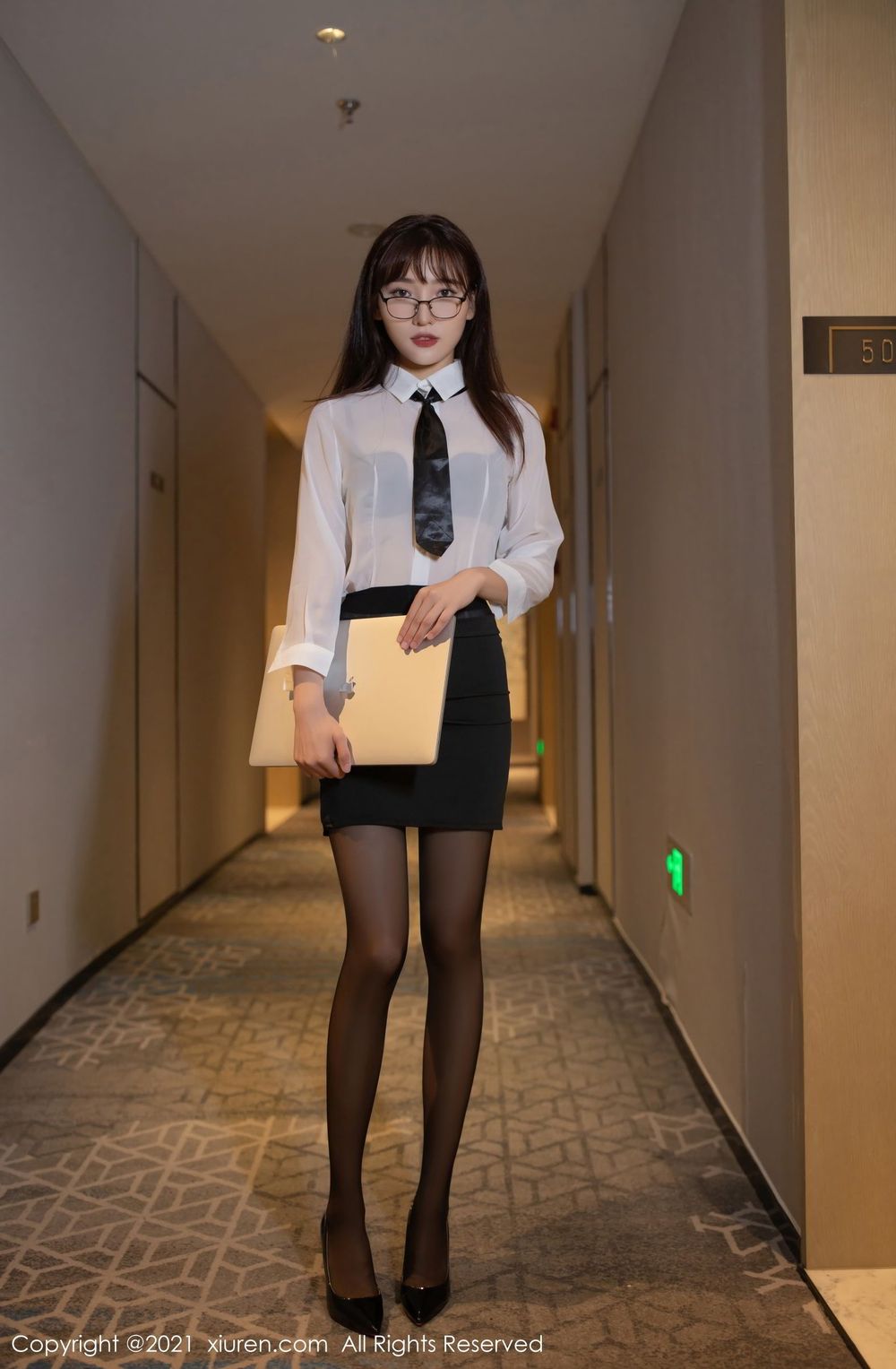 秀人网性感女神陆萱萱半透白衬衫黑丝美腿职场OL剧情写真