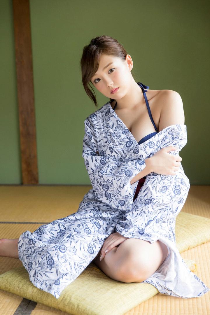 穿和服的日本极品宅男女神篠崎爱高清美女诱惑套图