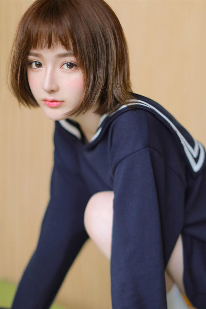 蹲在地上的清纯制服美女