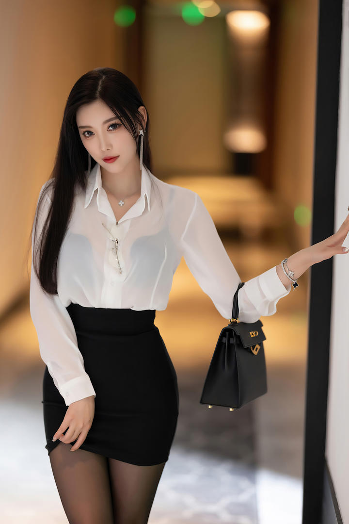 酒店开房的极品黑丝美女秘书杨晨晨大尺度照片