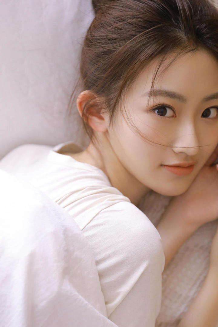趴在沙发上回头一笑的好看的头像女生图片
