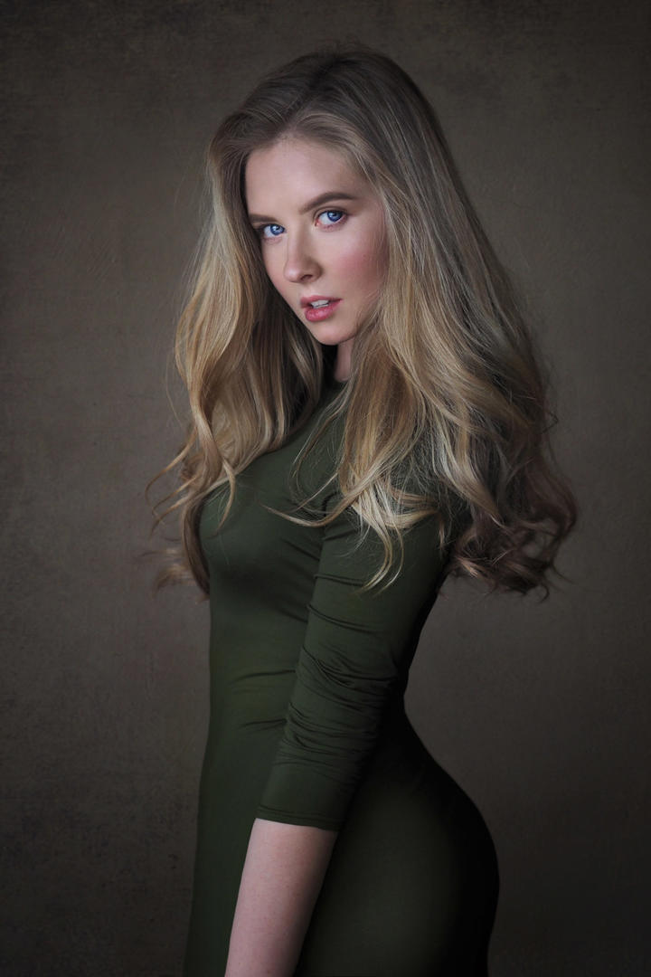 欧美性感女生前凸后翘艺术人像摄影图片