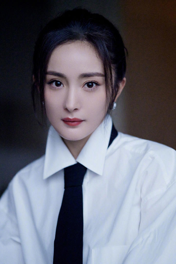 杨幂衬衣领带高冷撩人写真图片