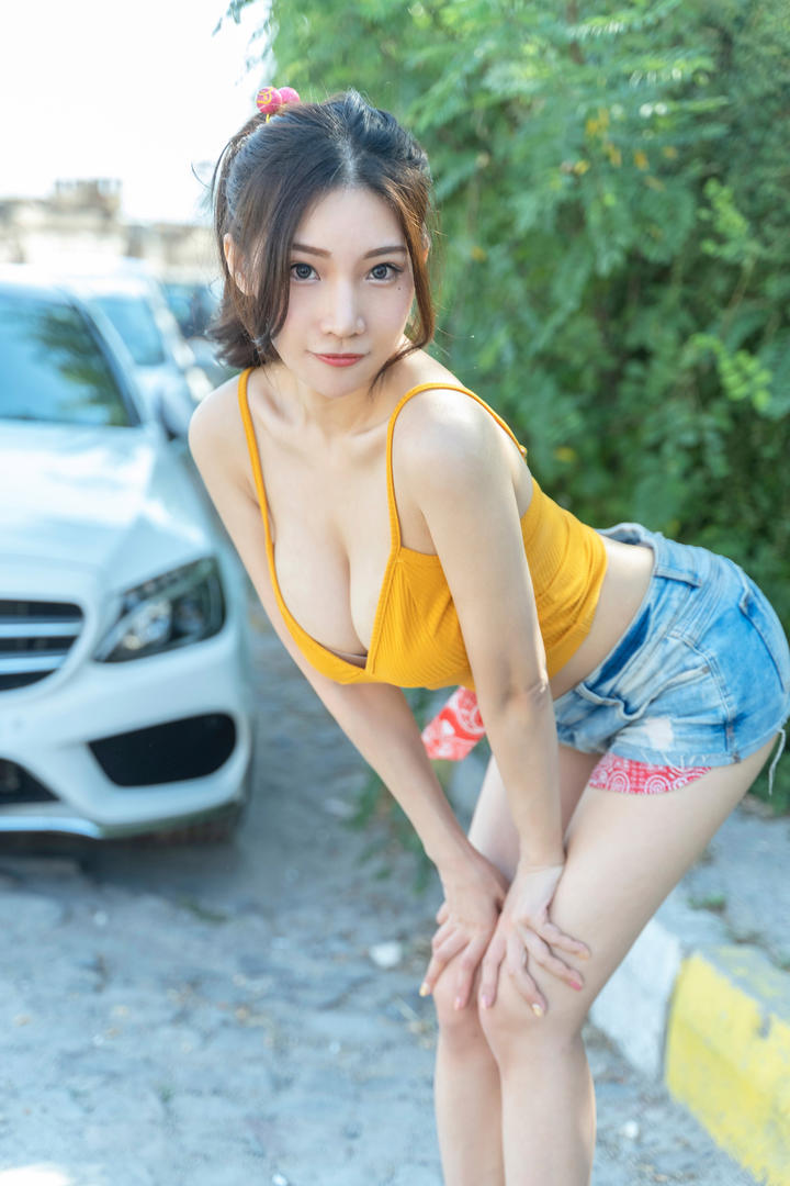 翘起屁股大胸MM街拍美女图片