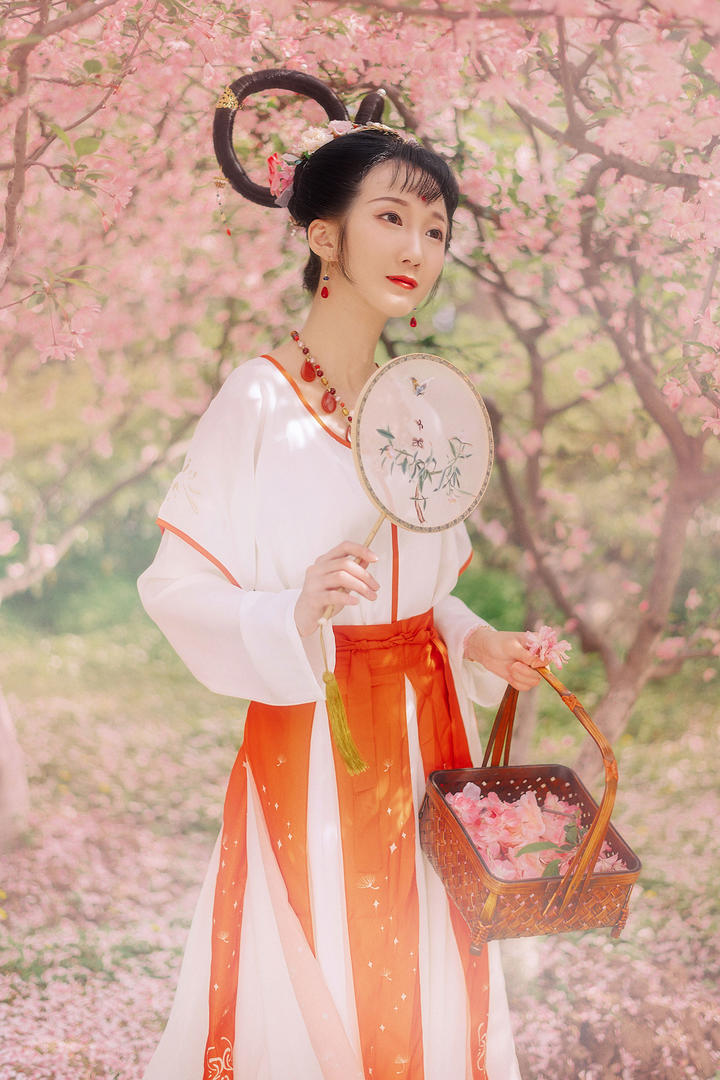 高清采桃花的古装小美女图片
