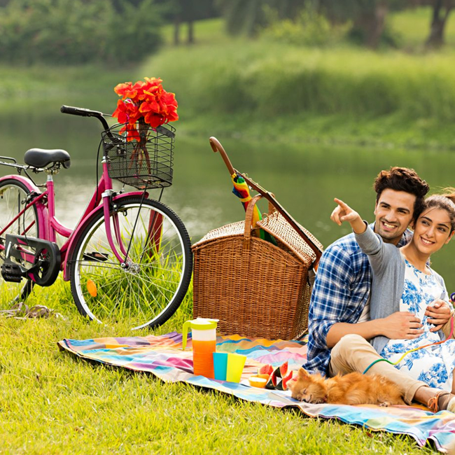 春天户外河边野餐情侣图片