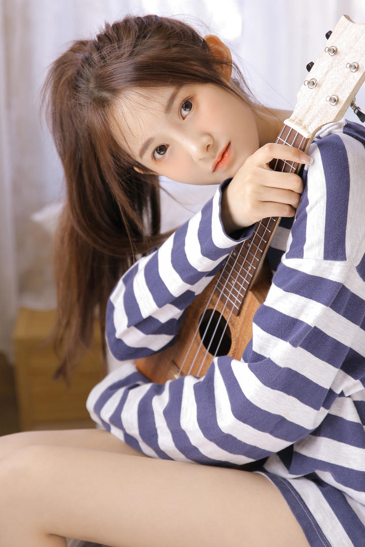 抱着尤克里里的清纯女生头像图片