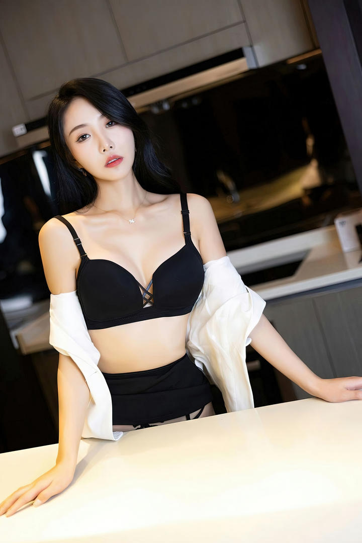 解开上衣扣子的性感尤物美女羞羞图片
