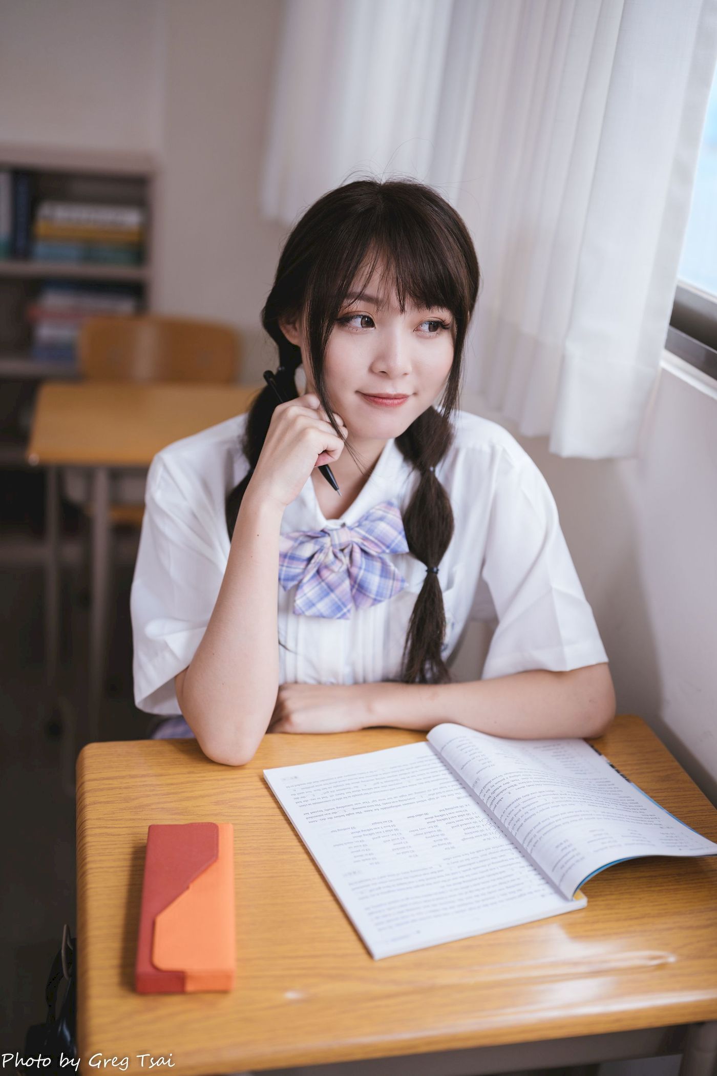 Ashley双马尾学生制服女友视角教室场景清纯写真