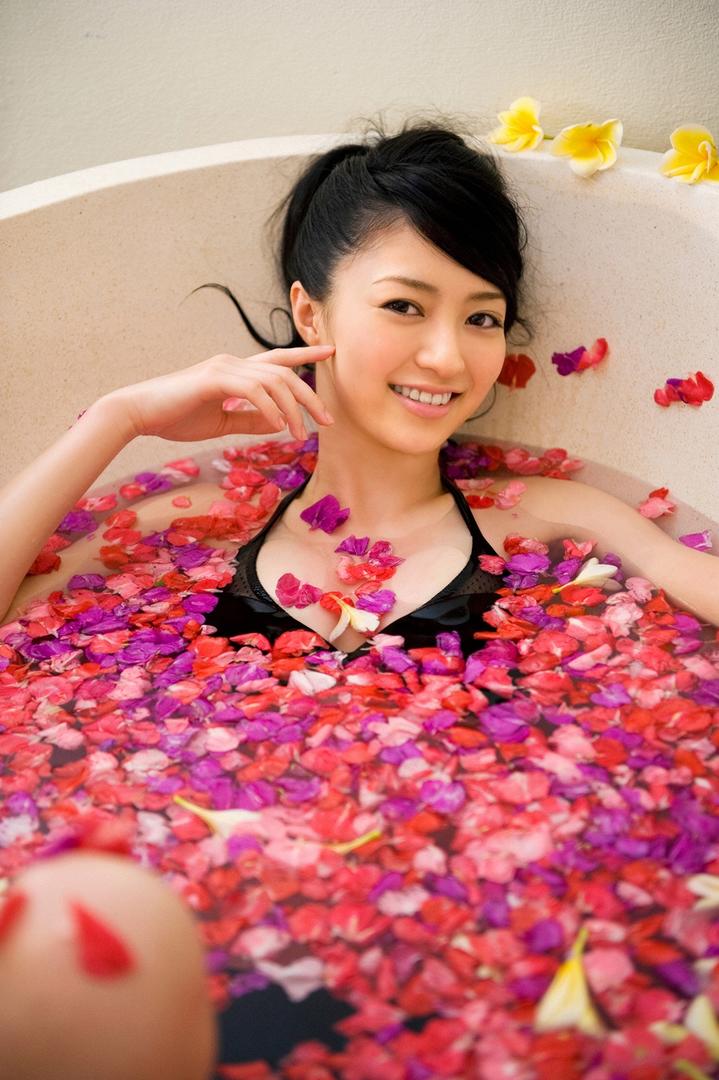 泡鲜花浴的日本性感美女护士浴室激情自拍图片