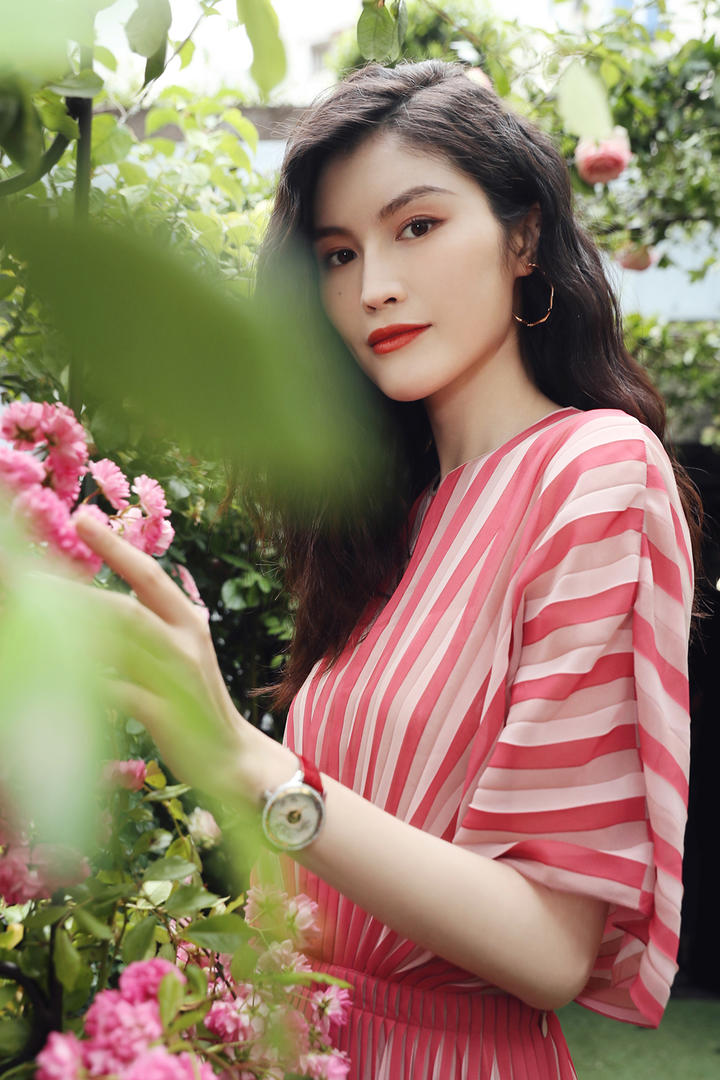 赏花的气质美女明星何穗