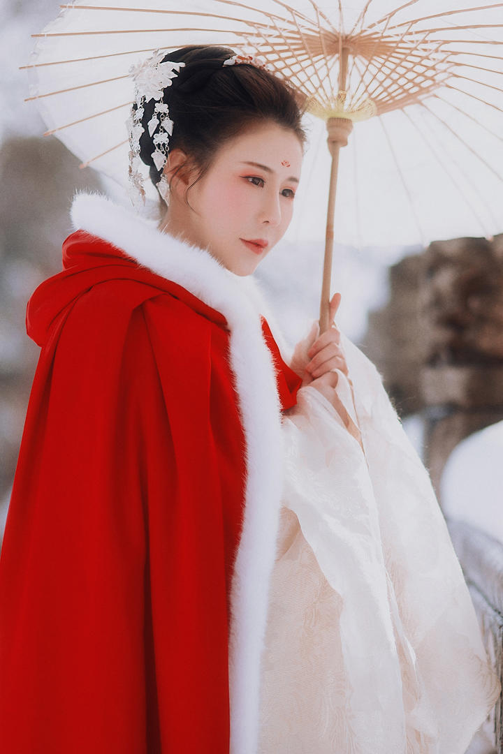 打着伞的高清古装美女写真图片