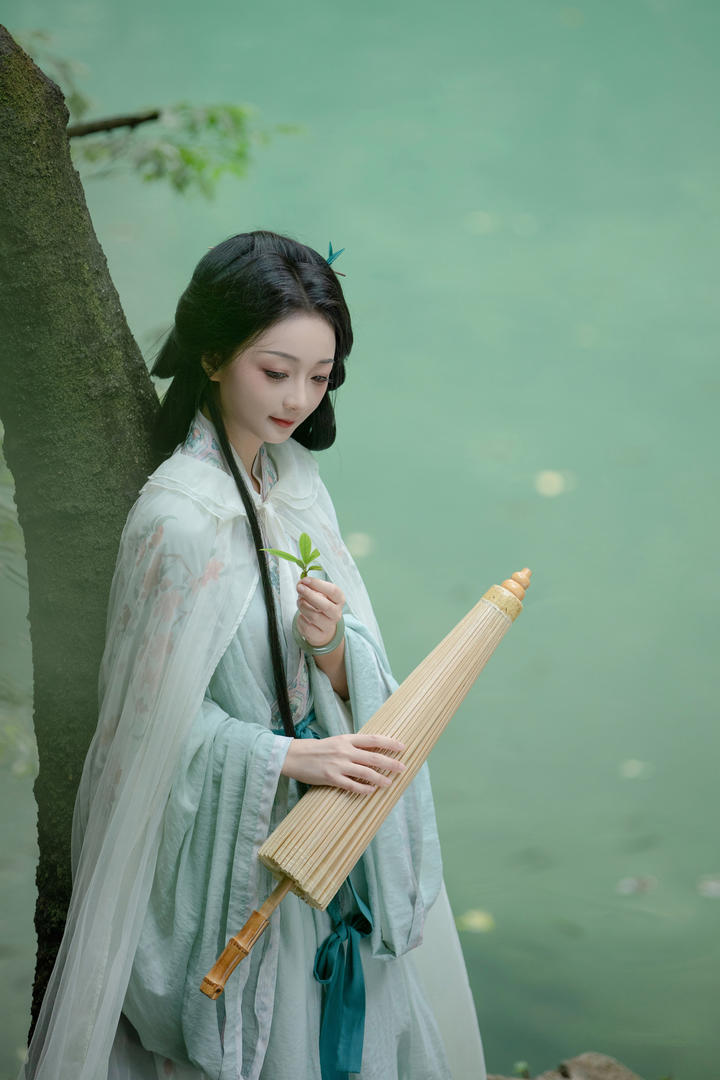 拿着雨伞的青衣汉服美女唯美艺术照朦胧美感欣赏