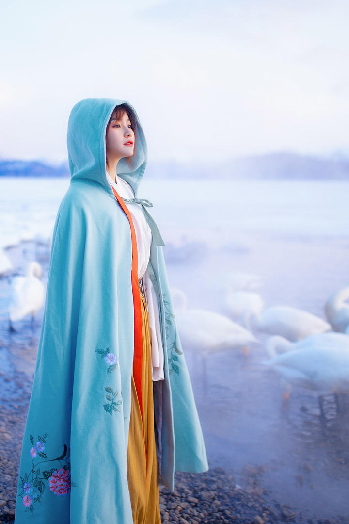 穿着斗篷的唯美清纯古装美女人像艺术摄影图片