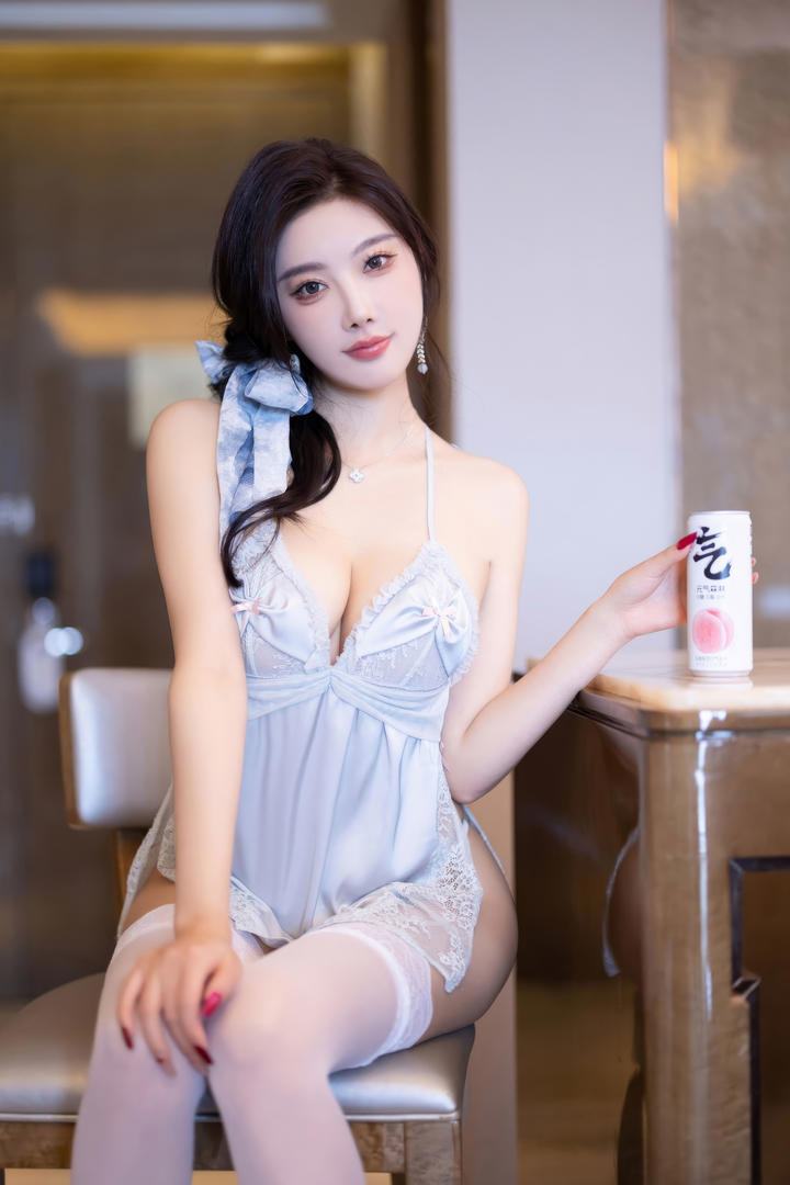 【宅男必存屏保】杨晨晨吊带真丝睡衣写真丝绸滑落瞬间美到窒息