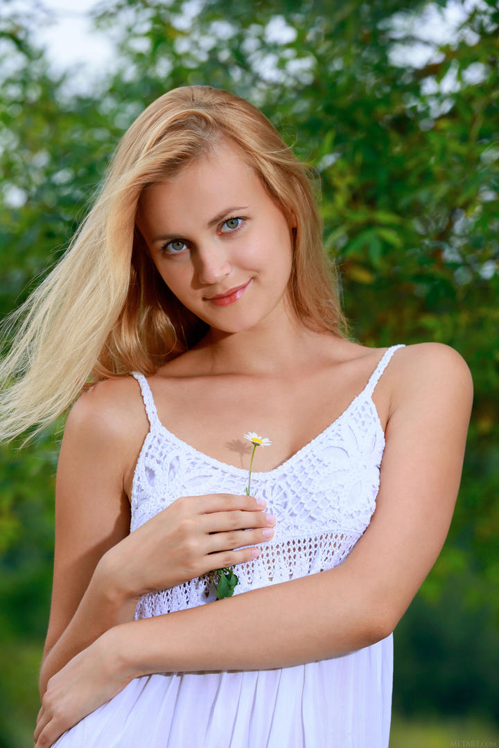 拿着鲜花的欧美清纯美女户外摄影写真图片