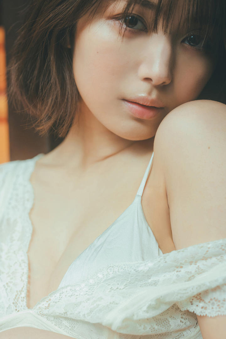 短发美女性感写真