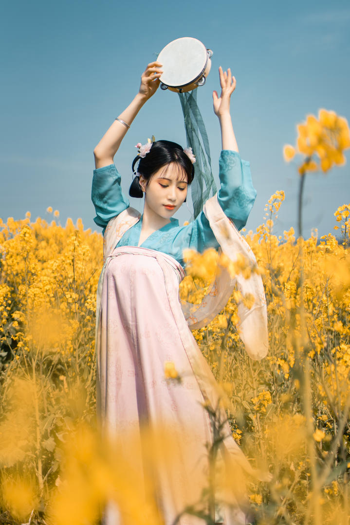 翩翩起舞的古装美女主播唯美艺术照图片