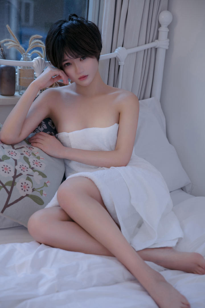 躺在床上裹着浴巾的高清短发美女图片