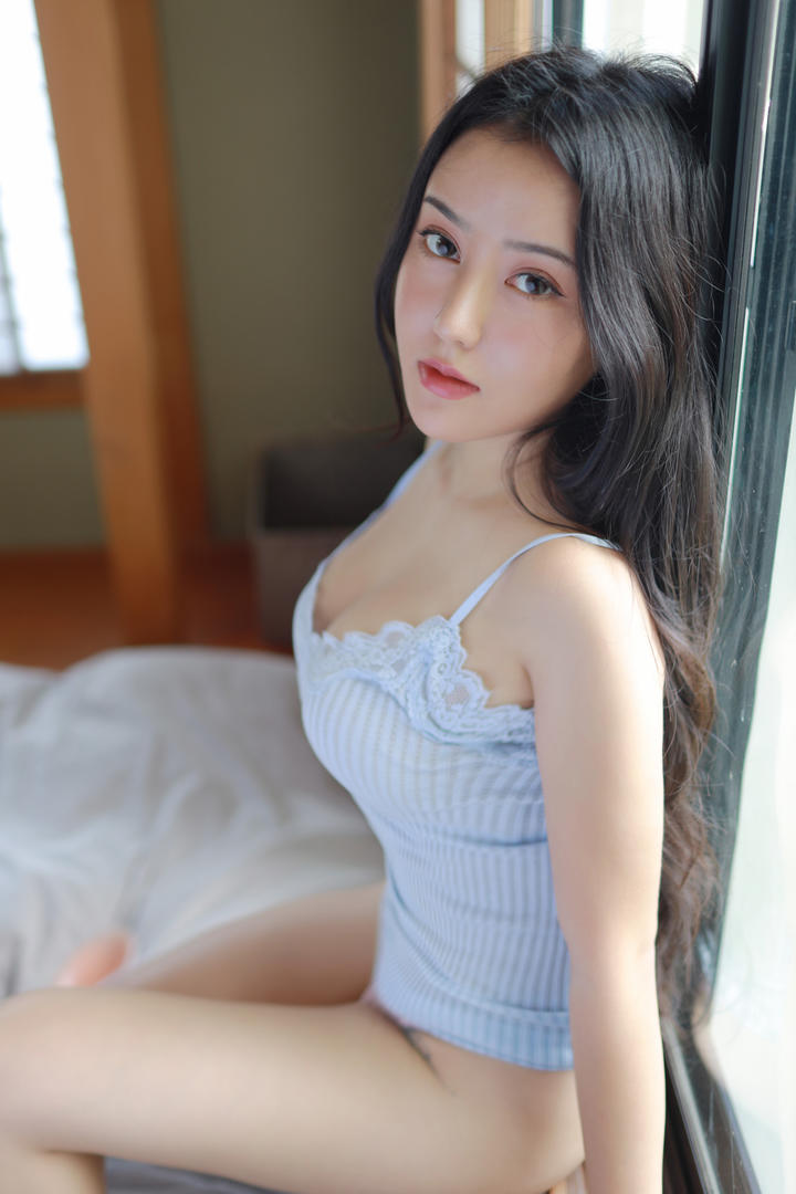 靠在窗户边的极品白嫩美女私房照高清图片