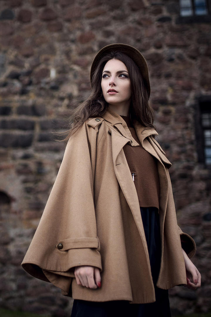 超清国外穿着大衣的气质女生唯美写真图片