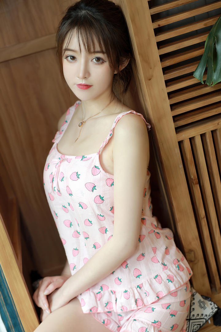 性感女神优优粉色可爱睡衣写真图片