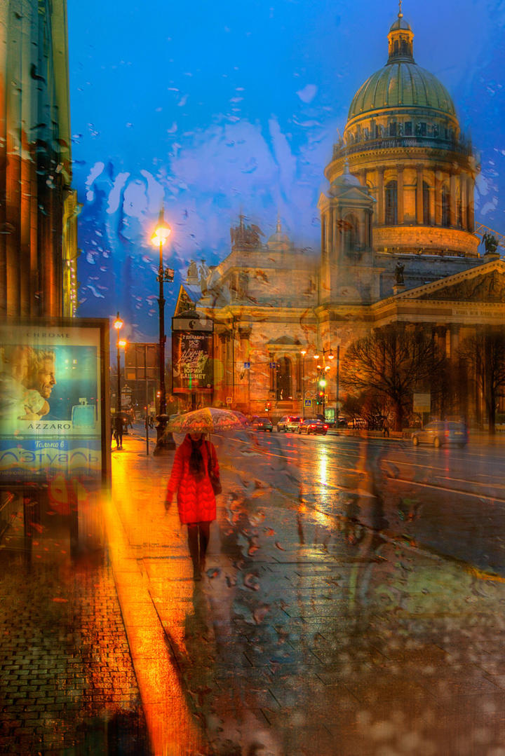 穿着红色棉衣走在街上的女生艺术摄影图片