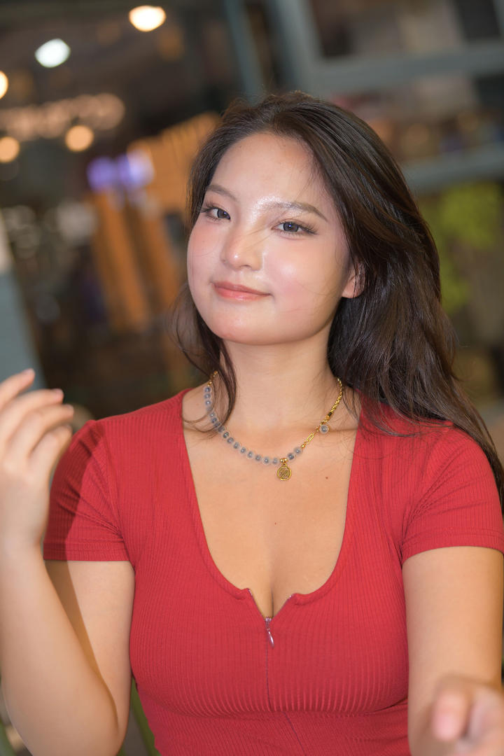 红色紧身衣美女图片