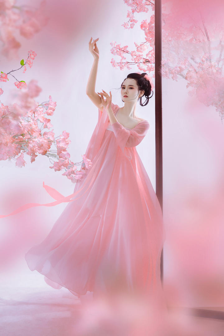 跳舞的古装汉服美女唯美艺术照图片