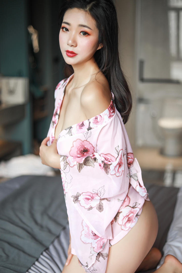跪在床上的国内性感嫩模美女图片