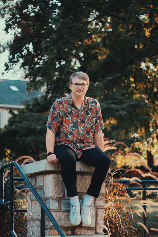 白人帅哥户外生活照图片