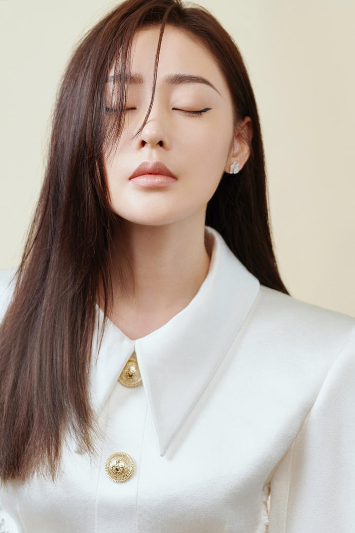 闭上眼睛的美女明星张天爱图片