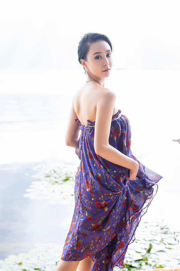 中国气质美女网红蓝夏长裙美女户外写真图片