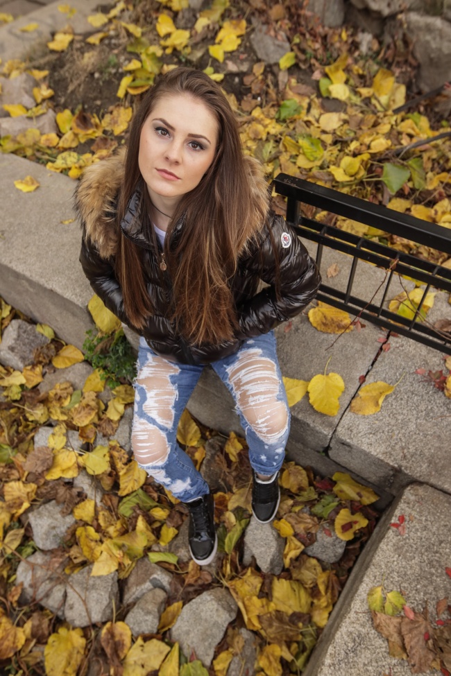 个性破洞牛仔裤美女图片