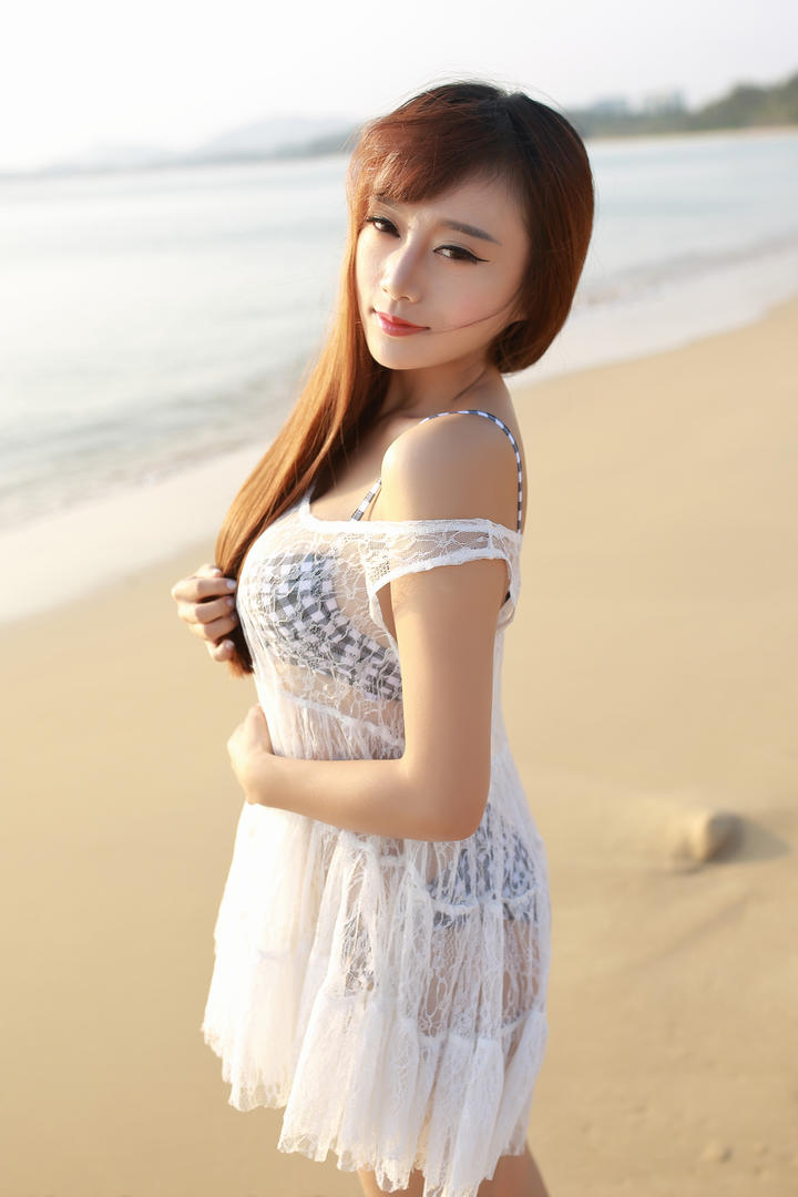 海边穿比基尼的大胸丰满成熟美女猩一写真图片