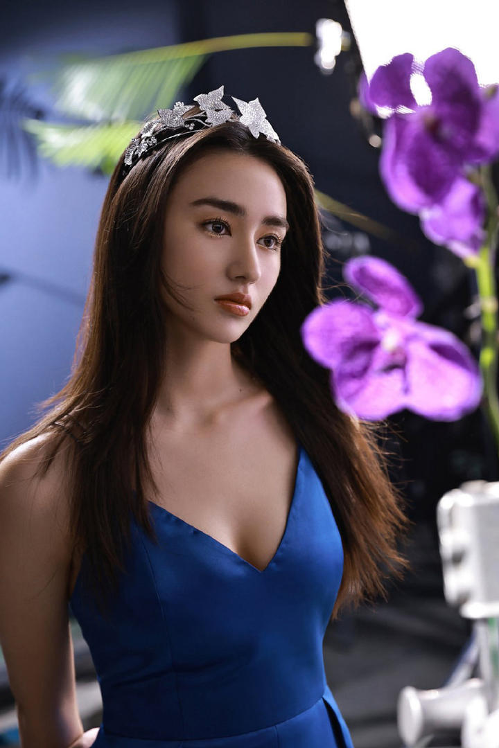 穿着蓝色低胸晚礼服的美女明星李宛妲图片