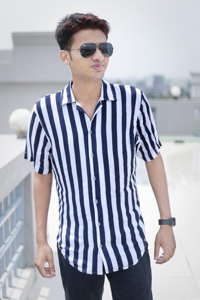 蓝色条纹衫帅哥图片