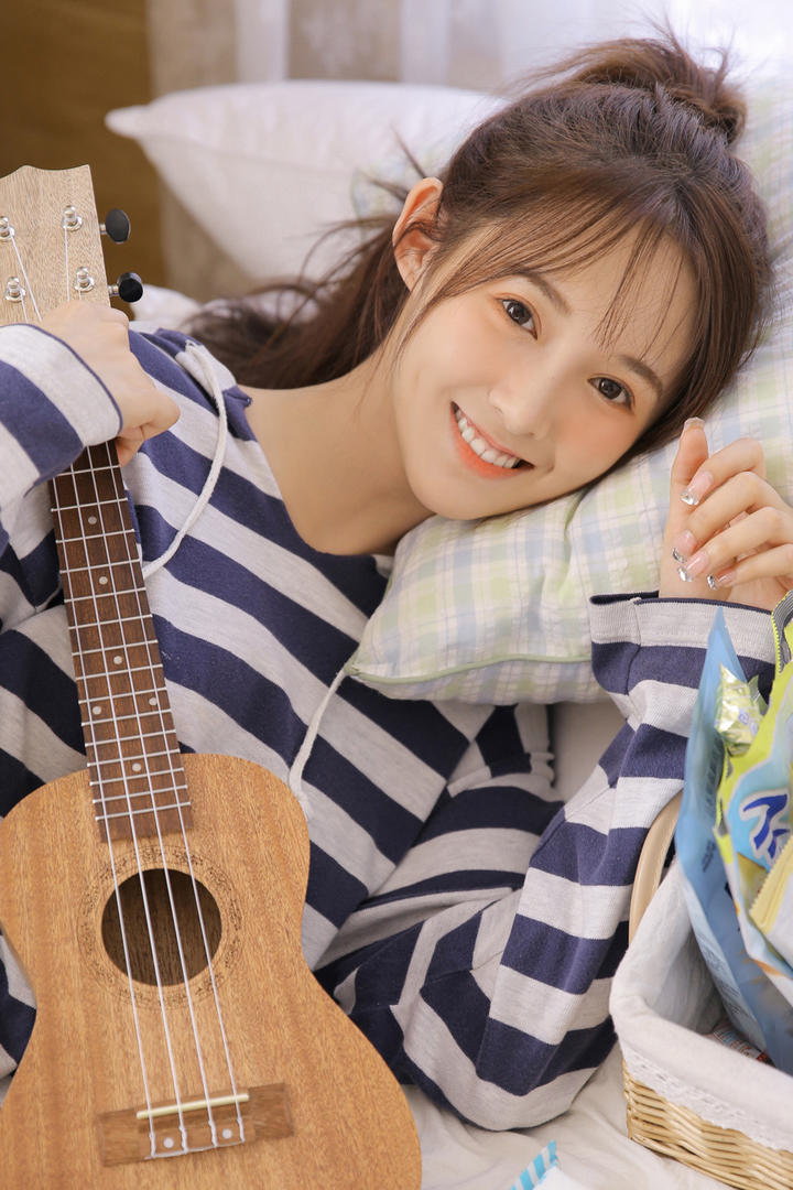 抱着尤克里里的清纯甜美女生头像