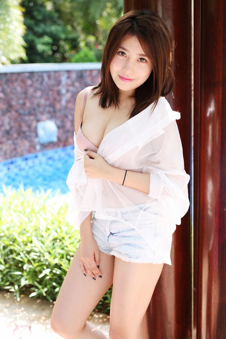 靠在柱子上的性感美腿美女写真