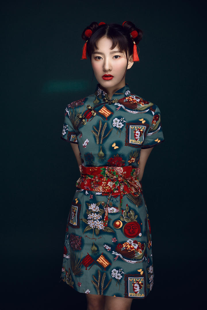 扎着古典发髻的旗袍美女艺术写真图片