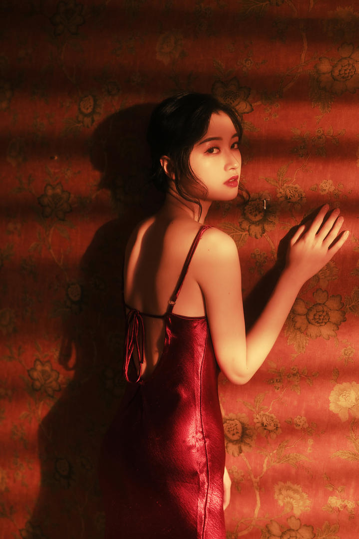 趴在墙上的美女京京131高清图片大全