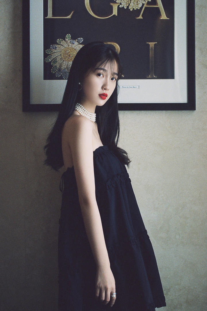 性感美女明星虞书欣半身写真