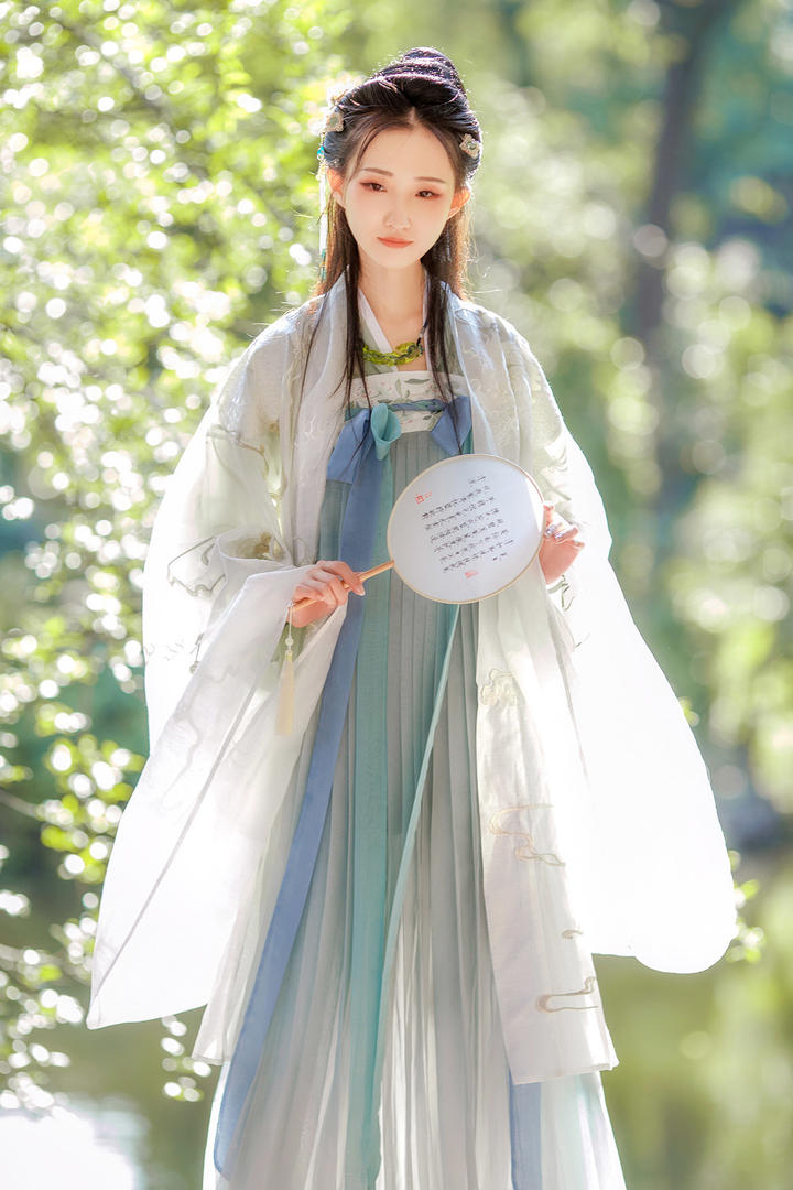 仙气飘飘的唯美古装美女艺术写真图片